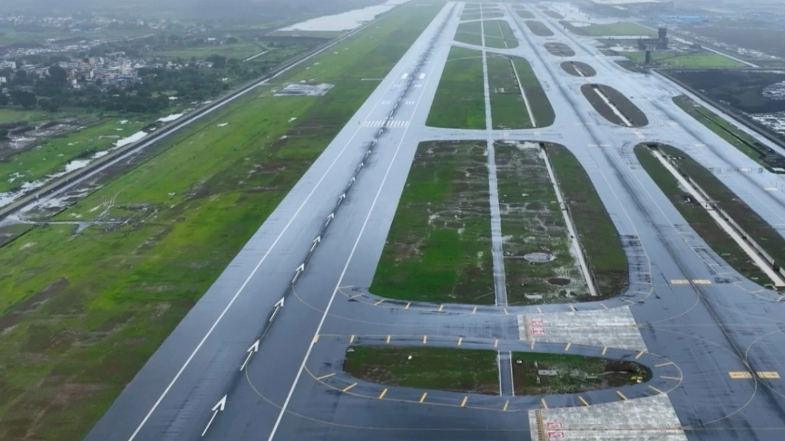 الخطوط البيضاء على مدارج المطارات الخطوط البيضاء على مدارج المطارات