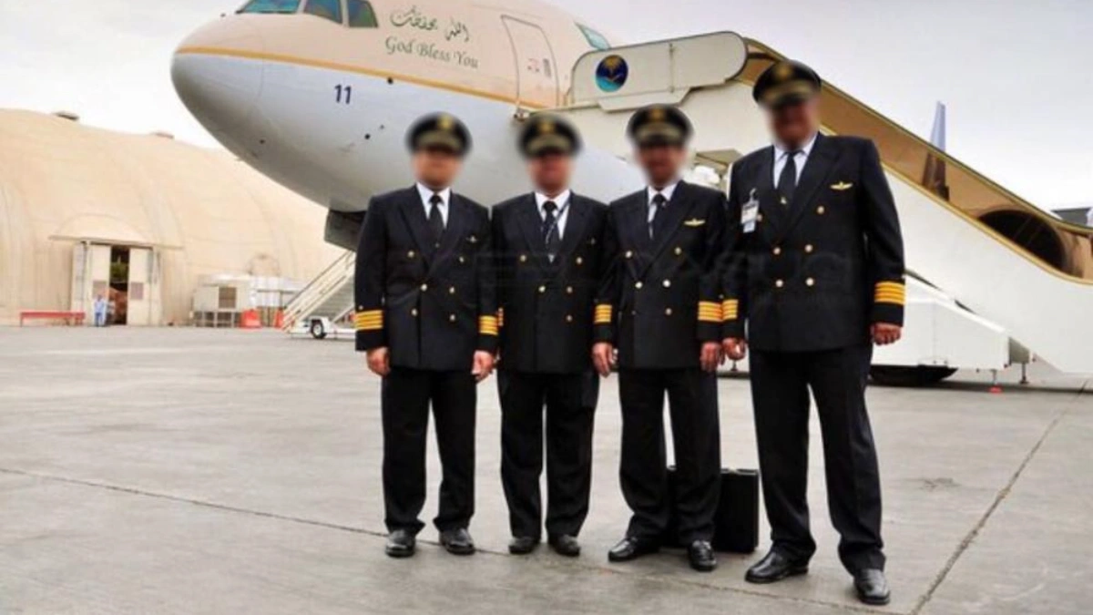 طاقم القيادة لإحدى طائرات الخطوط السعودية طاقم القيادة لإحدى طائرات الخطوط السعودية