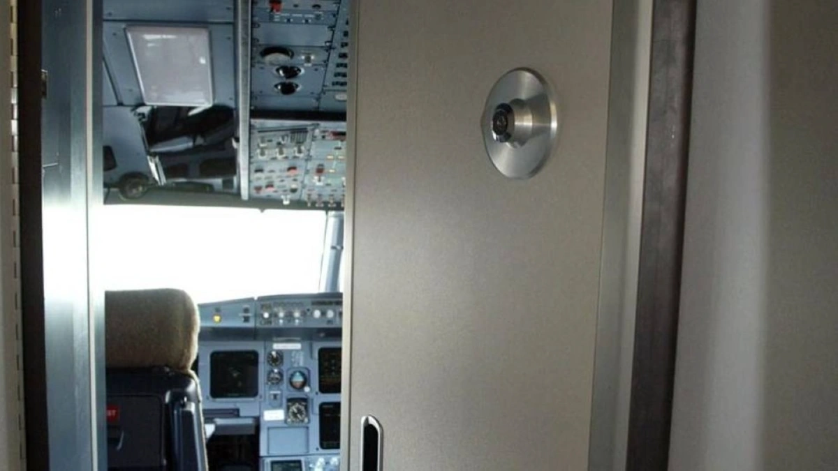 باب قمرة القيادة باب قمرة القيادة