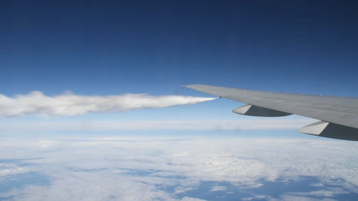 وقود المطر.. لماذا تضطر الطائرات لتفريغ الوقود في الجو قبل الهبوط؟