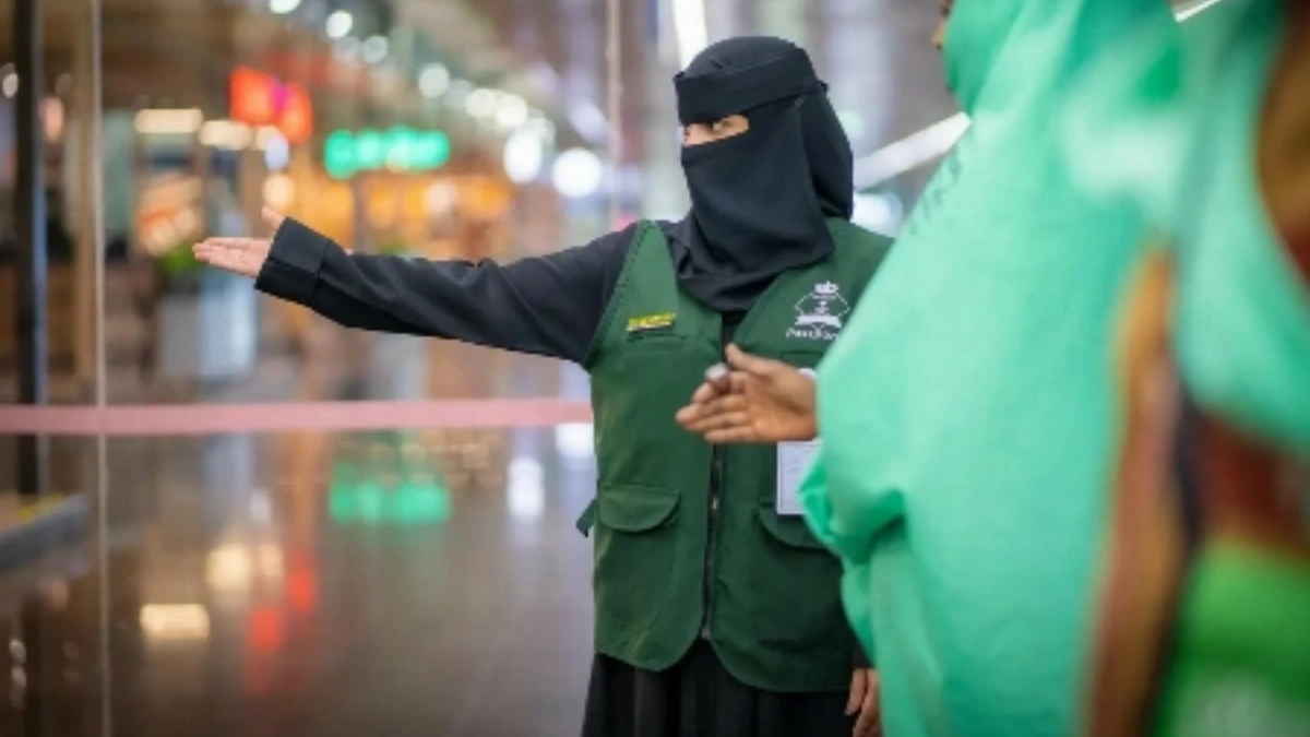 أولى رحلات الحجاج من جمهورية مالي يصلون إلى مطار الأمير محمد بن عبدالعزيز